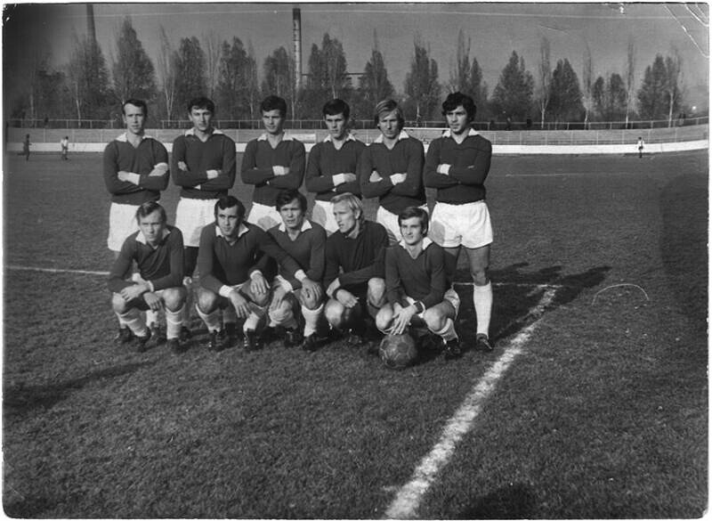 "Сокол" в 1973 году. Валентин Ольшанский - второй слева в нижнем ряду. 