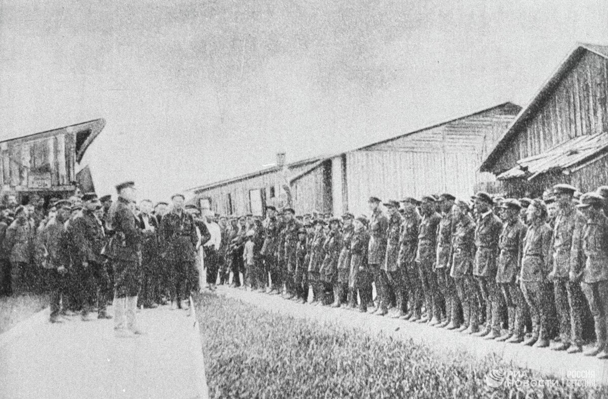 Ударники трудовой коммуны ОГПУ, работавшие на Беломорско-Балтийском канале. Репродукция открытки 30-х годов.