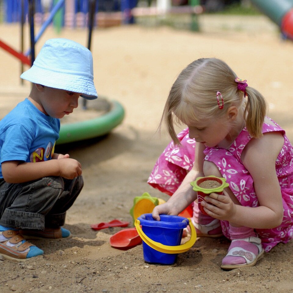 Фото с https://1ul.ru/semya_i_deti/semeynaya_konsultaciya_/news/etiket_v_pesochnice_sovety_ulyanovskogo_psihologa_mamam_malyshey/