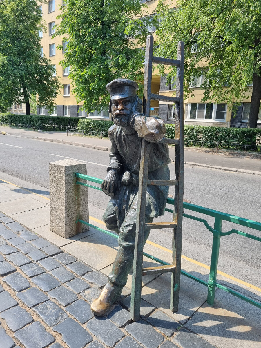 Скульптура - работа Бориса Сергеева, выполнена в 1998 году