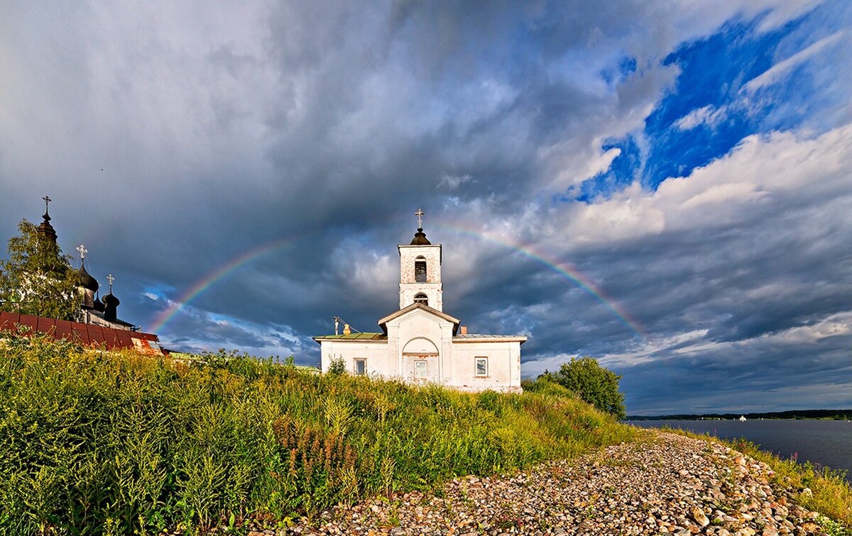 Радуга над Горицким монастырём. Фото Елены БЕЛОЗОРОВОЙ.