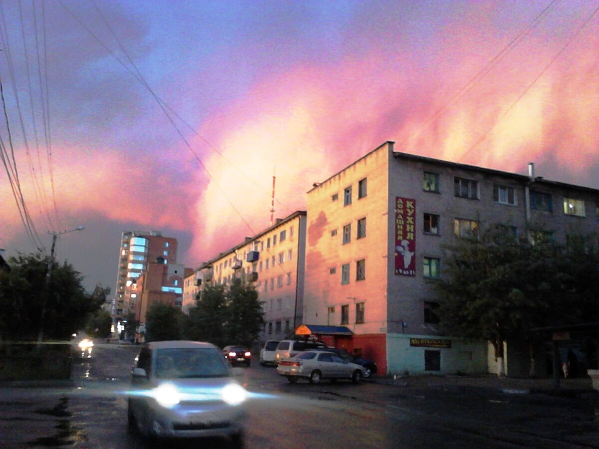 Это около 7 часов вечера в июне. В Чите в это время практически белые ночи светло до 22.00.