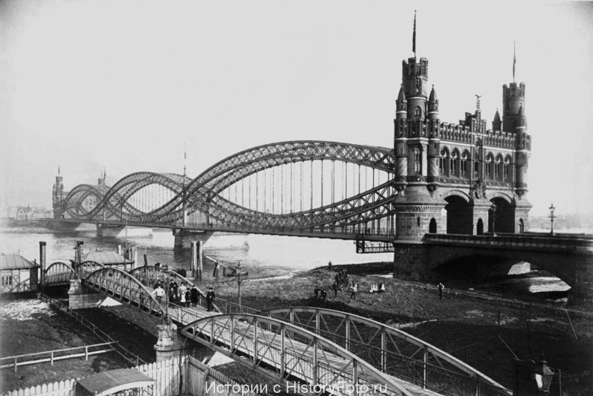 Мост через Эльбу, Гамбург, 1888 год. Проектировал мост известный немецкий инженер Герман Лозе, который имел богатый опыт строительства железнодорожных мостов. В 1887 году новый мост был освящен и сдан в эксплуатацию. Среди других мостов, Norder Elbbrücken выделяется своим уникальным видом ферм, которые называются Fischbauchträger ("рыбий живот"). Такая конструкция позволяет эффективно погасить горизонтальные нагрузки, которые взаимно уравновешиваются. Опоры испытывают только вертикальные нагрузки.
