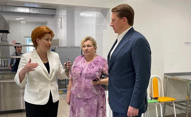 Во время объезда Лазаревского района Алексей Копайгородский посетил пищеблок школы №81