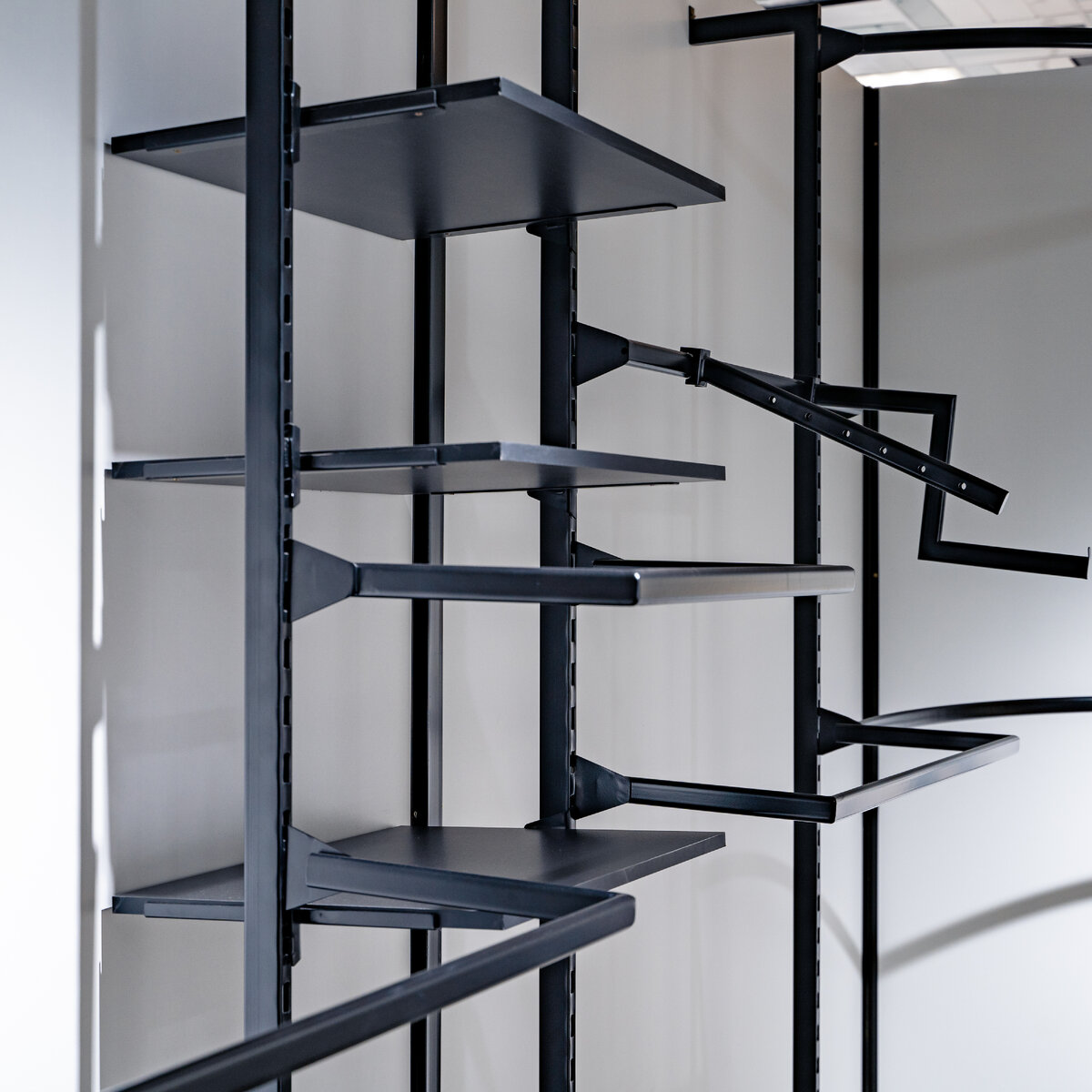 Как видите, на Каналину можно закрепить даже полочки, при желании