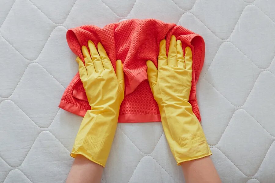 Как почистить перчатки в домашних условиях. Рука с тряпкой протирает поверхность. Тряпка для очистки поверхностей. Ткань игрушки протирают тряпкой. Руки уборка.