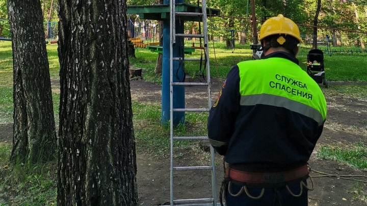 В парке «Йети» Кемерова девушка застряла на аттракционе. Фото: Кемеровская служба спасения 