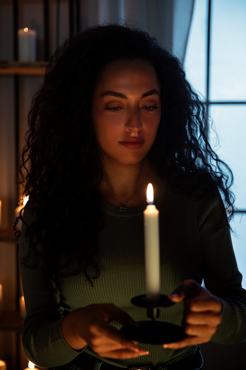 Изображение от <a href="https://ru.freepik.com/free-photo/front-view-woman-holding-candle_27830578.htm#query=%D0%B4%D0%B5%D0%B2%D1%83%D1%88%D0%BA%D0%B0%20%D1%81%D0%BE%20%D1%81%D0%B2%D0%B5%D1%87%D0%B5%D0%B9&position=46&from_view=search&track=ais">Freepik</a>