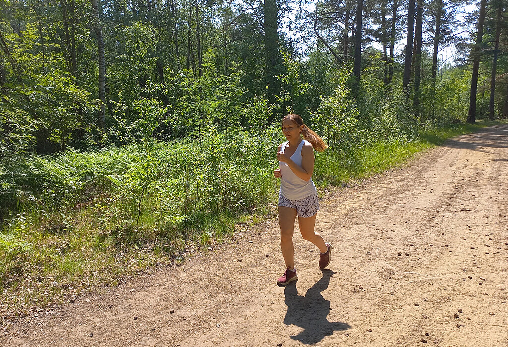 Автор на пробежке. Еще не очень жарко, всего +23