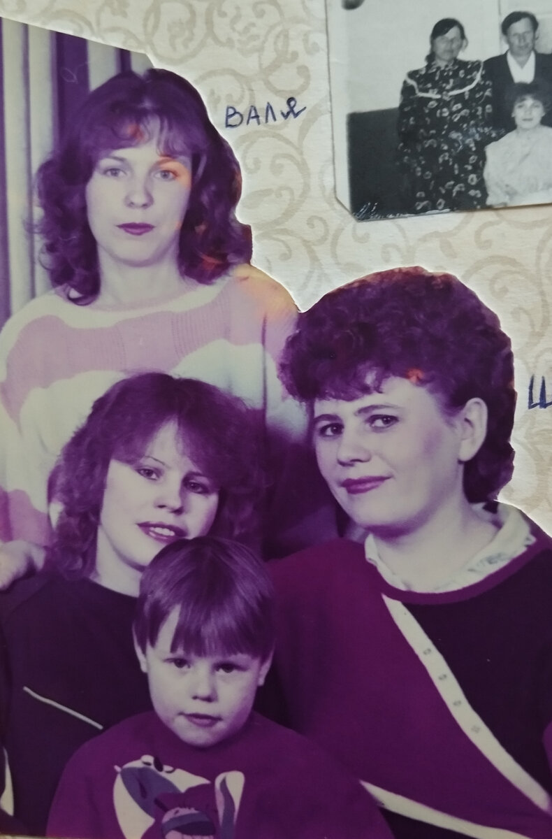 Три сестры. Надя со вторым сыном, Лёшей. Помните про арбузы писала? Как он мне их приносил после операции на желудке. Так вот это он маленький. На фото в углу мама и папа молодые ещё 