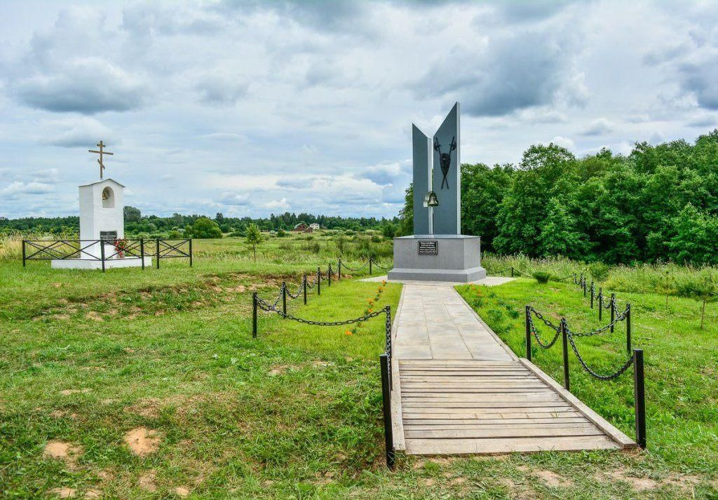 Обелиск деревне. Скирино Солецкий район Новгородская область. Мемориальная часовня в память Шелонской битвы. Скирино Шелонская. Памятник Шелонской битве в Скирино