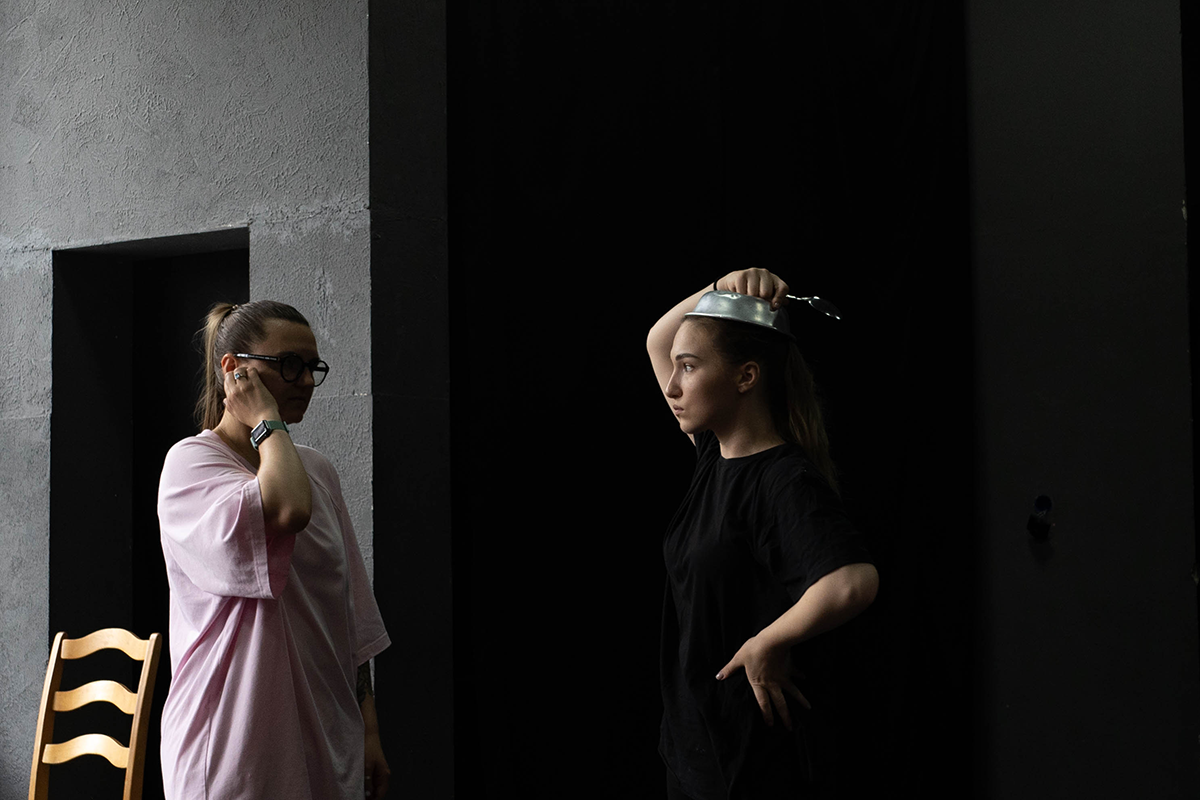 Слева — балетмейстер-постановщик Карина Петрусенкова на репетиции мюзикла «12 стульев» Фото: Ольга Юнашева/ТАСС 