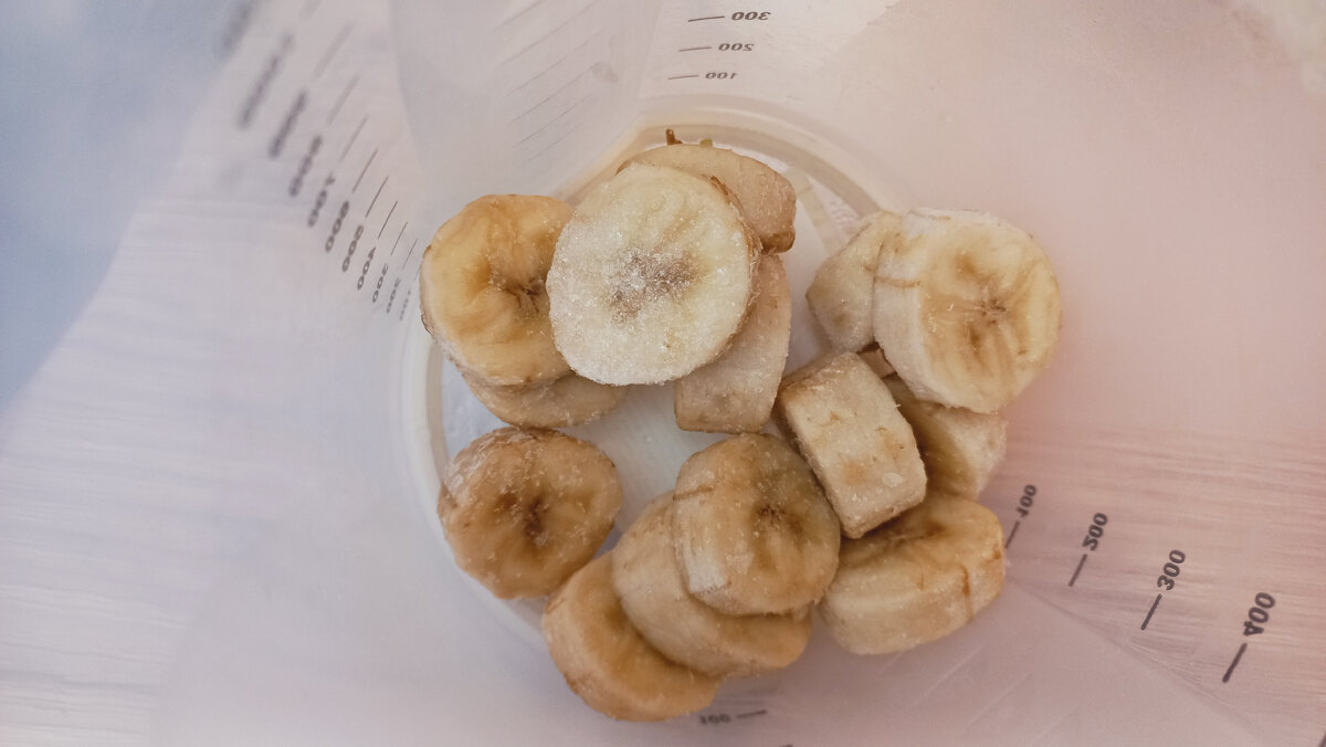 Замороженный банан,нарезанный на кружочки.