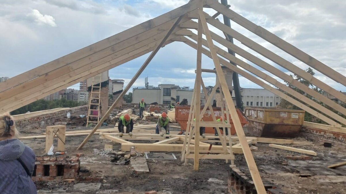     Мэрия Казани показала, как выглядит крыша дома №8/2 по улице Чехова. 33 жителя уже заселились в 22 квартиры. Об этом сообщили в Telegram-канале городской администрации.