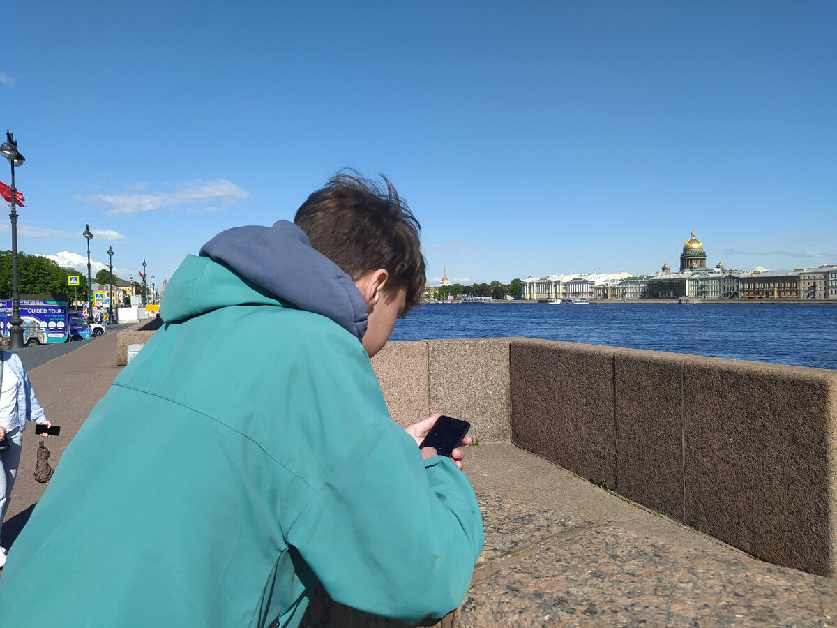 Много времени проводит в гаджетах. Даже во время прогулок. Фото автора