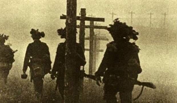 Фото: немецкие солдаты пересекают границу СССР на рассвете 22 июня 1941 года