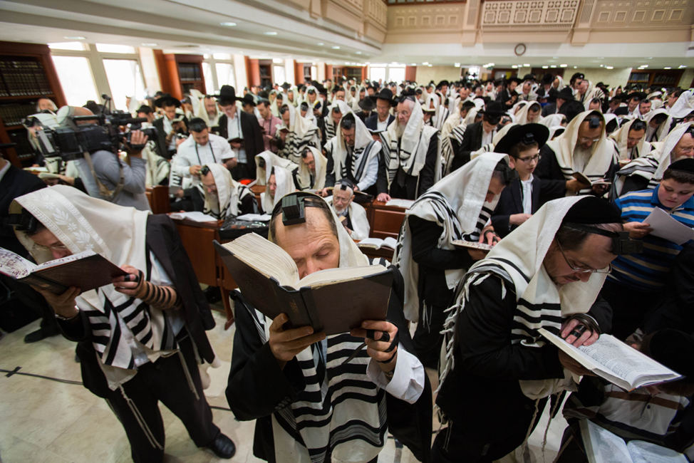 Образование евреев. Синагога иудаизм. Богослужение в синагоге. Синагога молятся.