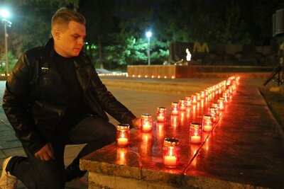    Более сотни свечей сияли сегодня у Мемориала славы в Сергиевом Посаде  ©