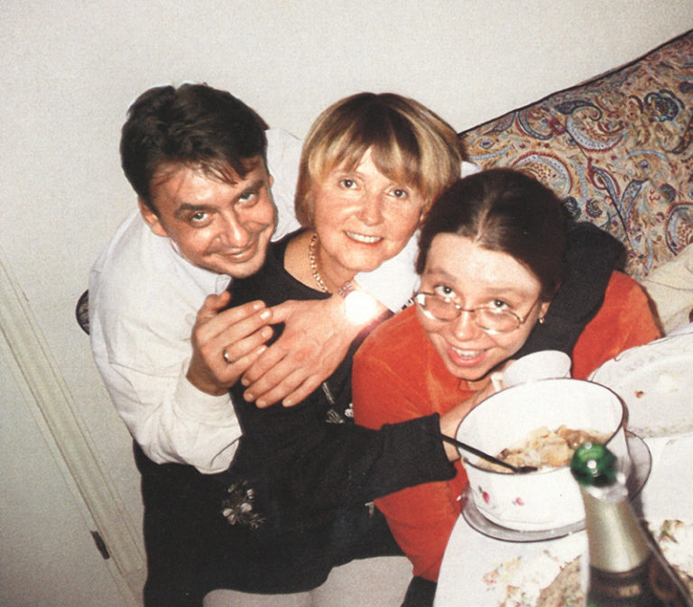 Дети со своей матерью Людмилой Крыловой. 