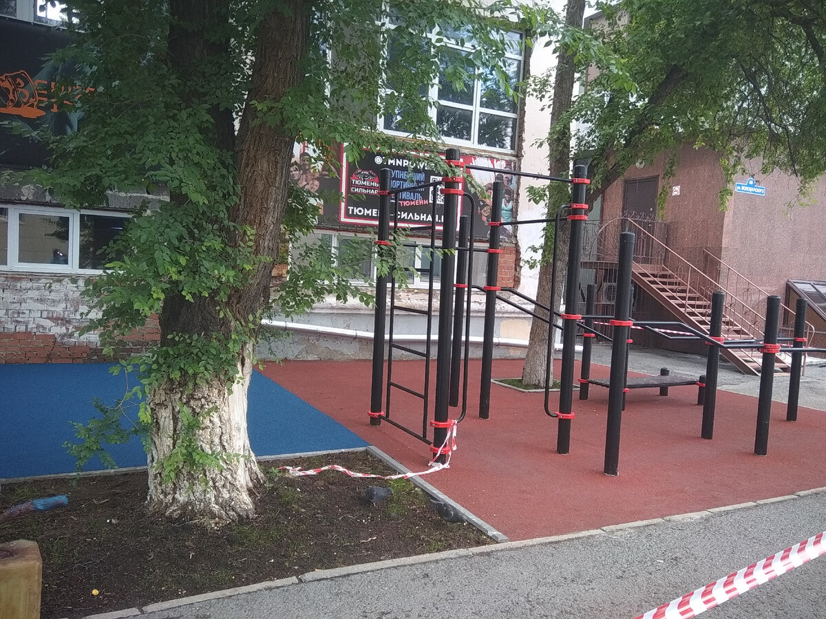 Прямо при нас на ТОМ САМОМ МЕСТЕ монтировали спортивную площадку