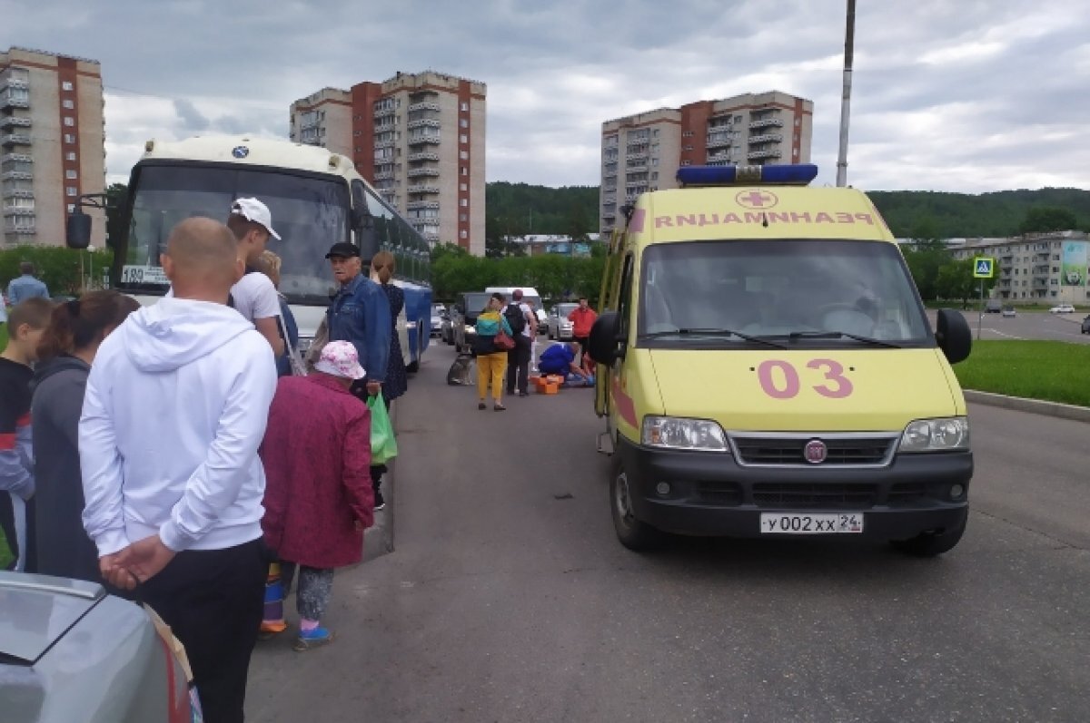    По словам очевидцев, на асфальте было много крови.