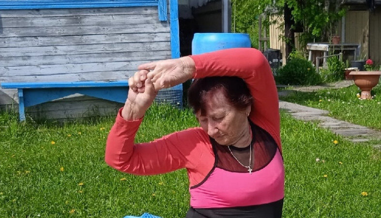 Пенсионерка 70 лет. Пенсионерка. Фото гламурная пенсионерка на даче. Спортивная пенсионерка картинка. Бабка на даче.