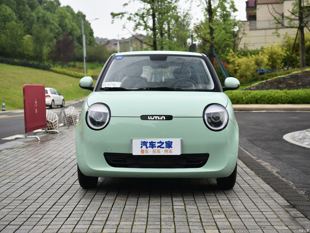 Дизайн этого «малыша», произведенного в Китае, отсылает к аниме, к мультяшности и к стереотипам о том, что «для девочек» должны производиться специальные машинки – маленькие, простые и максимально понятные в управлении, поэтому о гибридах речь не шла. 