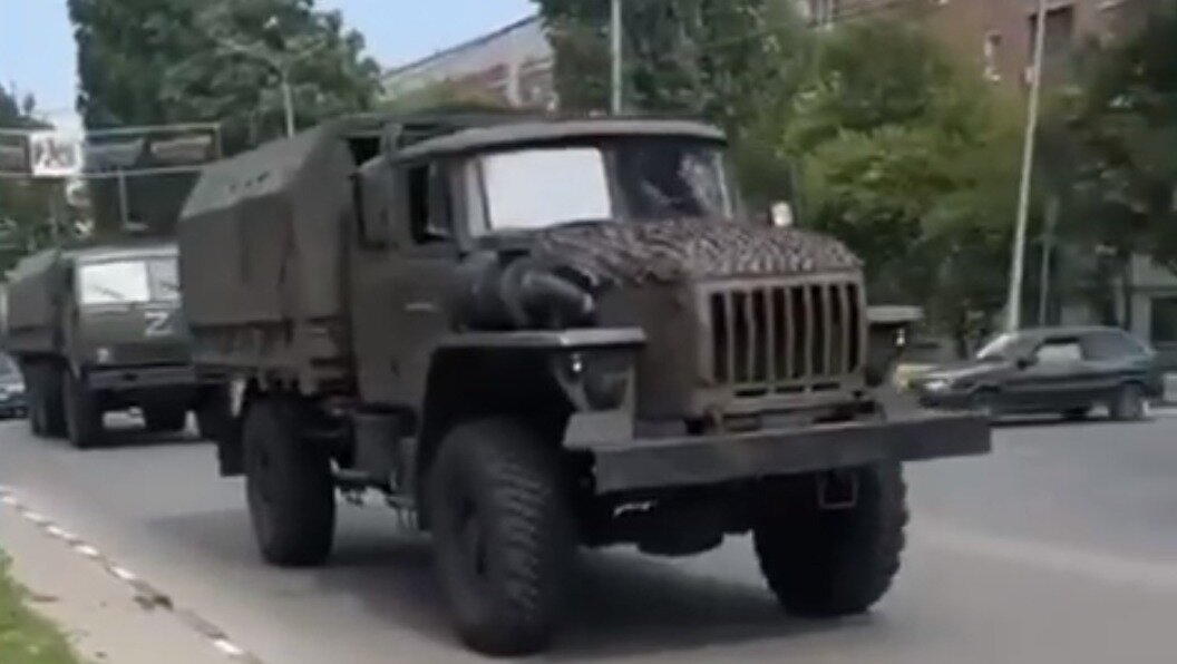     Очевидцы выкладывают в соцсетях видео с движением колонн бойцов «Ахмата».