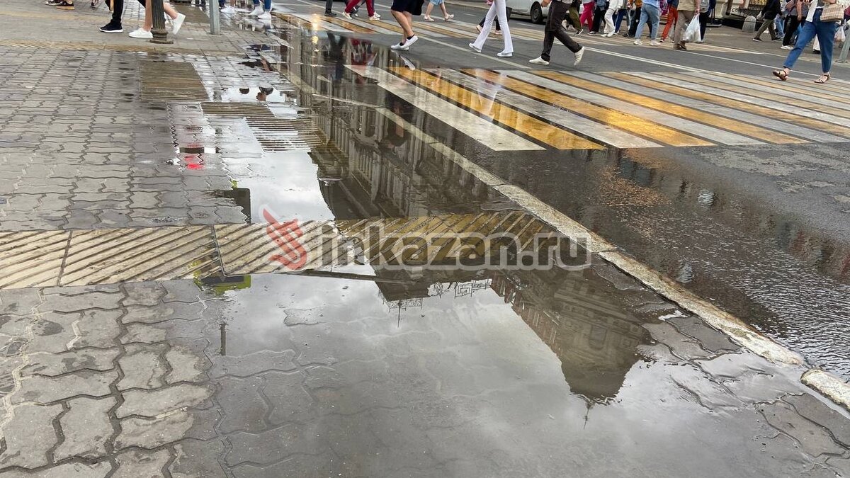     В Казани на улице Университетской прорвало трубы канализации. Фотографии с места передает корреспондент Inkazan.