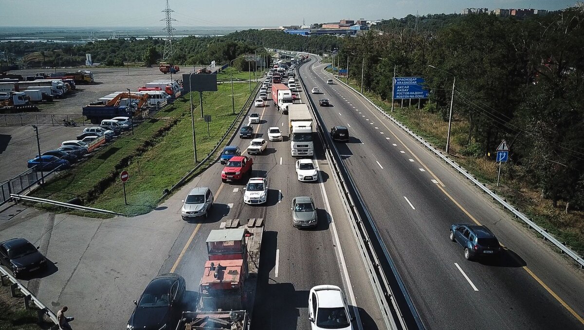     В Ростовскую область перестали пускать гражданские автомобили, право на свободный проезд сохранилось только за спецтехникой и экстренными службами, об этом сообщили в Telegram-канале «RT на русском».
