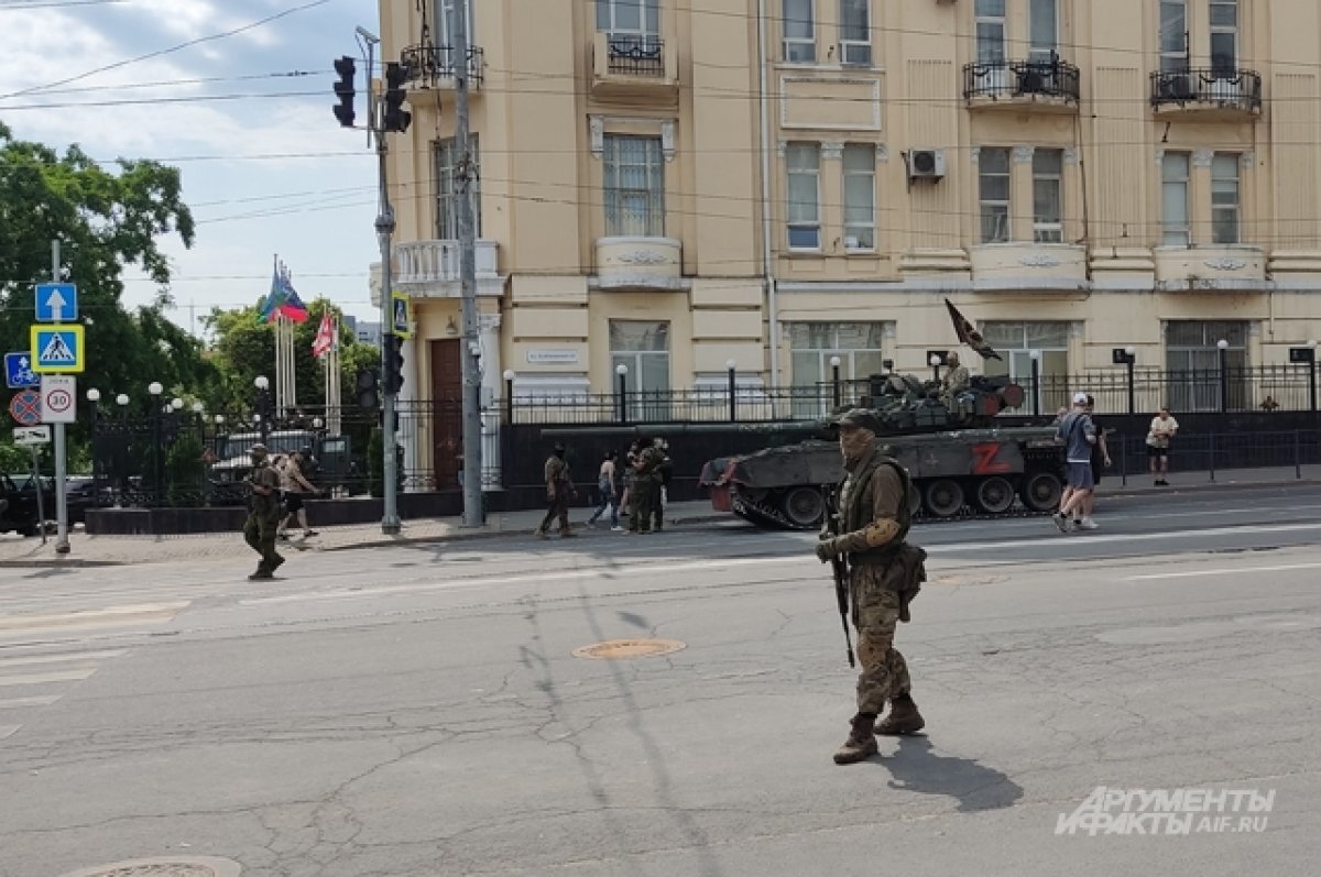    Отделение на замке, ларьки закрывают.