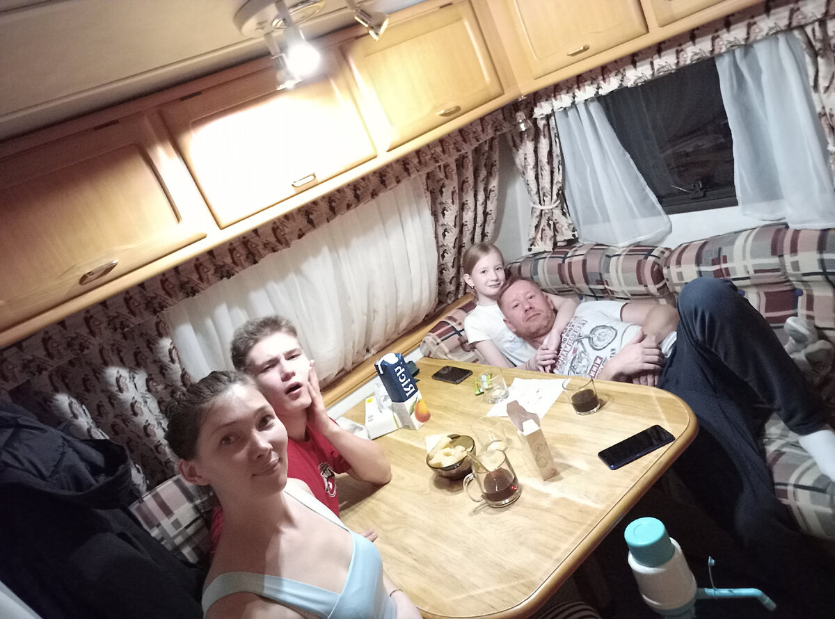 Даже вчетвером места было достаточно всем. И так здорово, вроде тоненькая такая стеночка отделяет тебя от улицы: а за окном минус 7, у нас +22. Превосходная система отопления Alda Comfort.