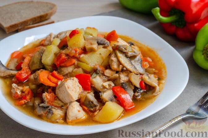 картофель, куриное филе, шампиньоны, перец болгарский, помидоры, лук репчатый, морковь, чеснок, перец красный, томат-паста, масло растительное, соль, перец чёрный молотый, пряности