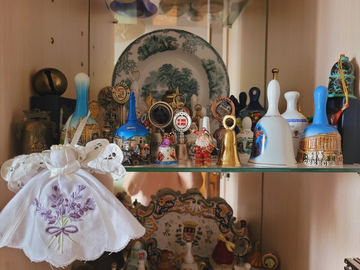 Мои колокольчики. Первая полка. (Фото автора)