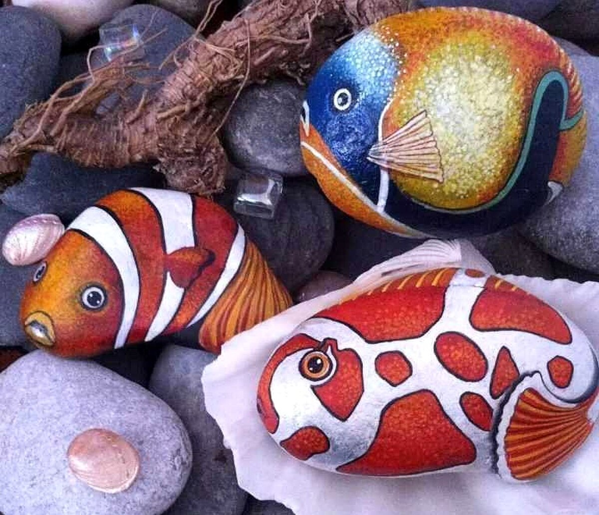 Rock painting. Разрисованные морские камни. Рисование на морских камешках. Роспись камней рыбки. Роспись морских камушков.