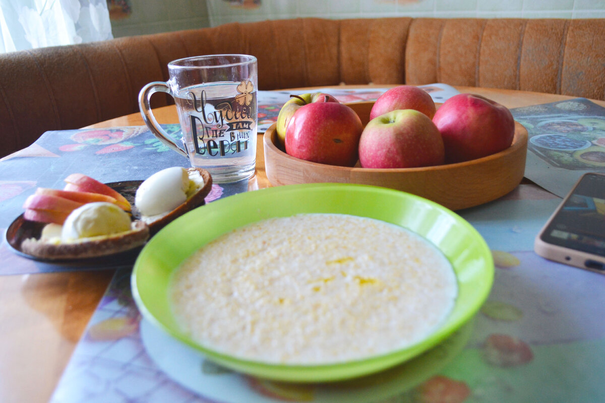 Завтрак безумного зожника, который перестал считать калории. Яблоко было целое. Я его еще раньше сьела. Яйцо погрыз кот (шучу🙃)