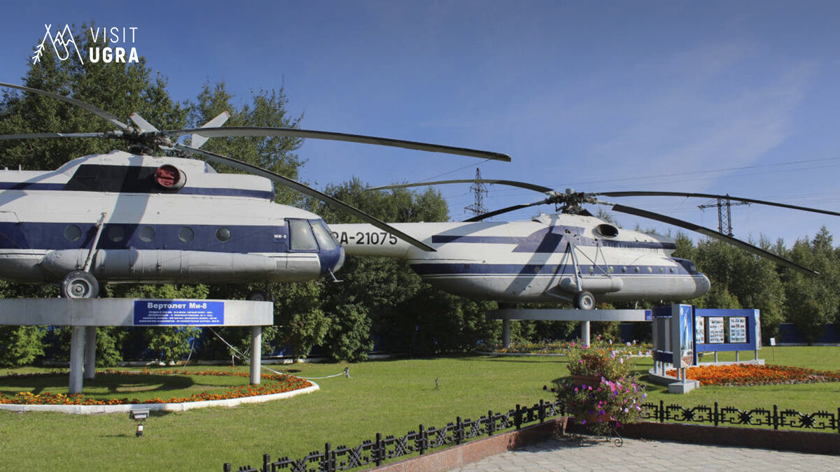 Аллея почета авиации по дороге в международный аэропорт им. В. И. Муравленко.