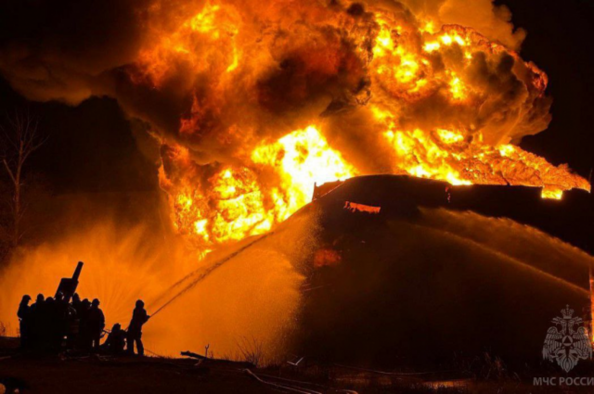    Во время тушения воронежской нефтебазы тепловой удар получили 7 пожарных