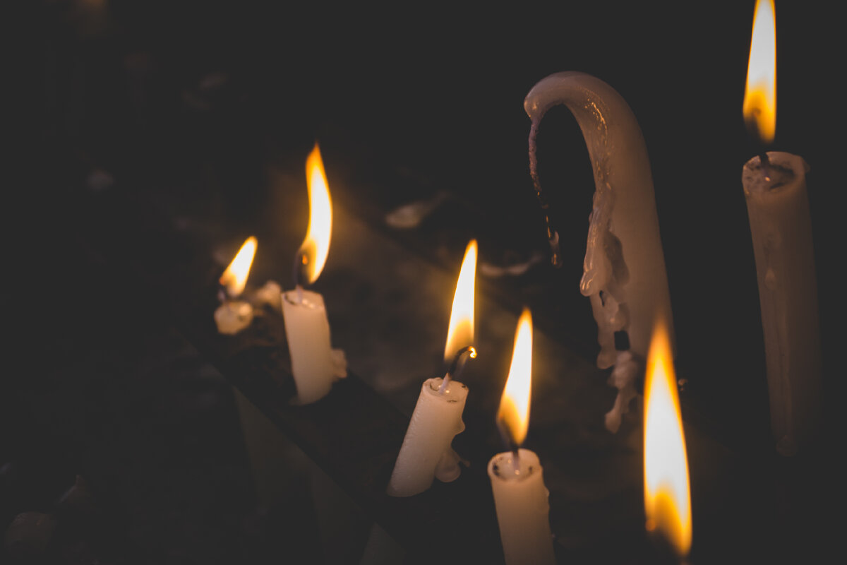  https://ru.freepik.com/free-photo/lit-candles-melting_1278020.htm 