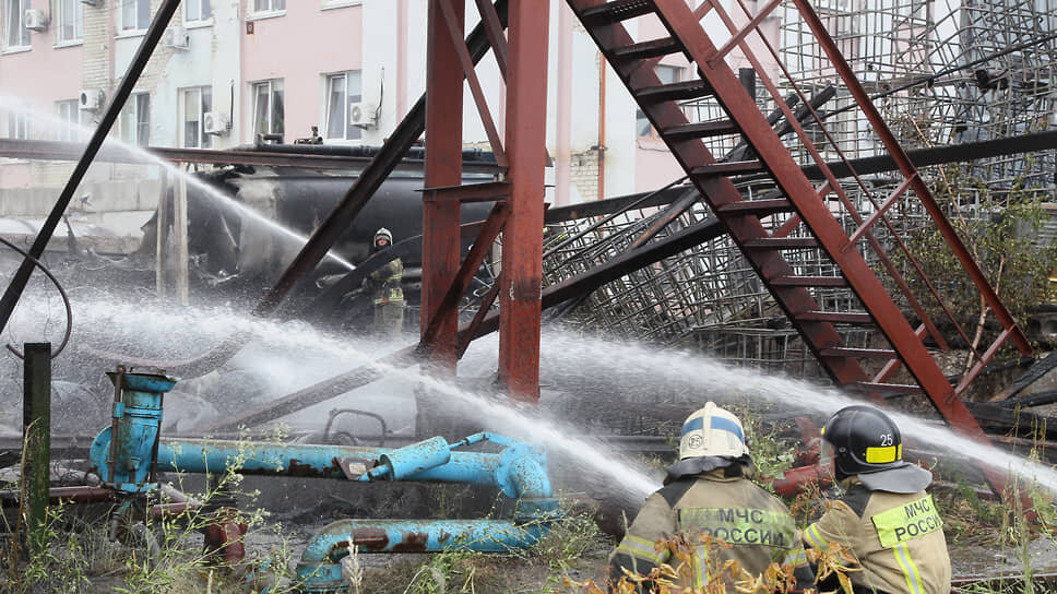 Фото: Роман Яровицын / Коммерсантъ📷Пожарные возле взорвавшейся цистерны