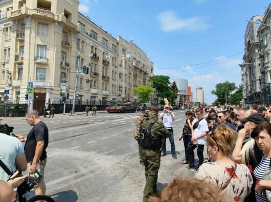    Ростовчане у штаба ЮВО //Фото Городской репортер
