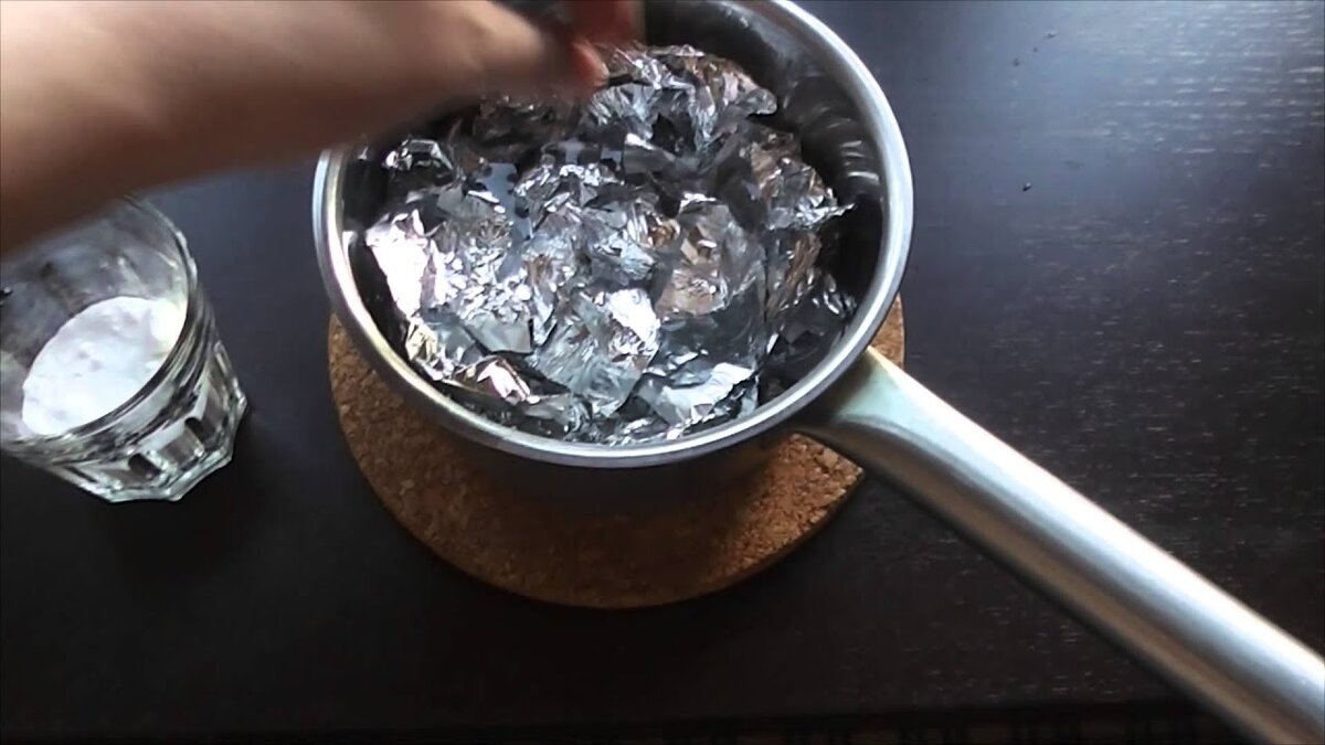 Почистить серебро в домашних сода фольга. Фольга сода кипяток серебро. Чистка серебра фольгой. Чистка серебра содой и фольгой. Сода с фольгой для серебра.