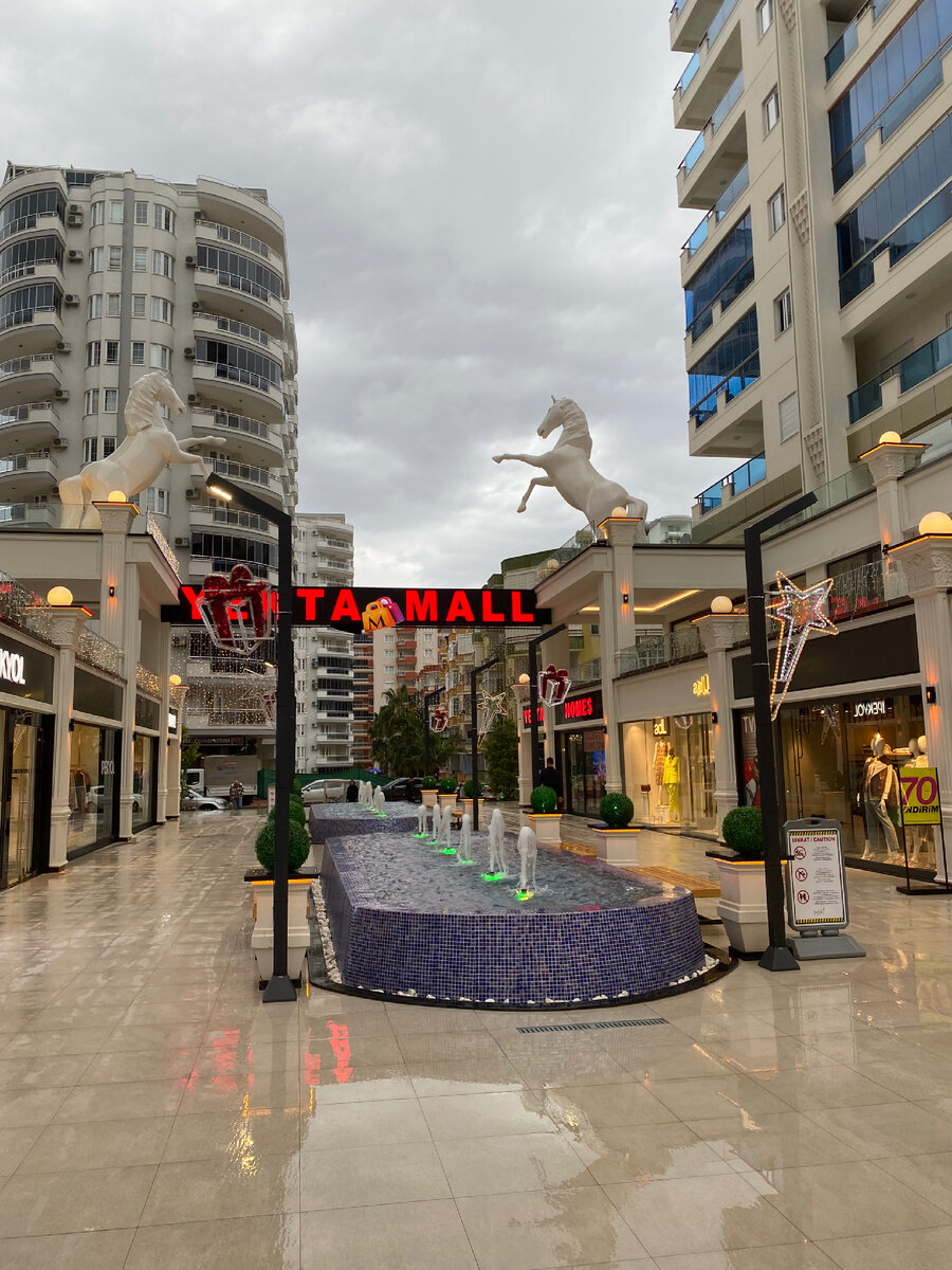Комплекс Yekta Mall в Махмутларе, возле Алании, на Средиземном побережье Турции 