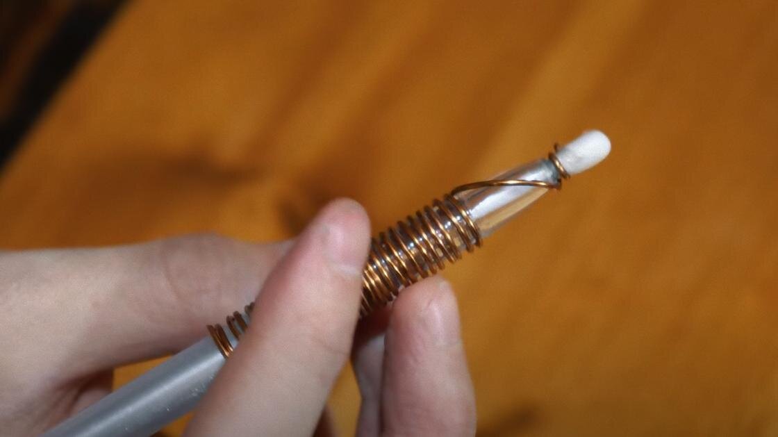    В руке держат стилус из шариковой ручки. Он обкручен медной проводокой, а стержень сделан из ватной палочки в полиэтилене:YouTube/ANDREY ANTIPOV