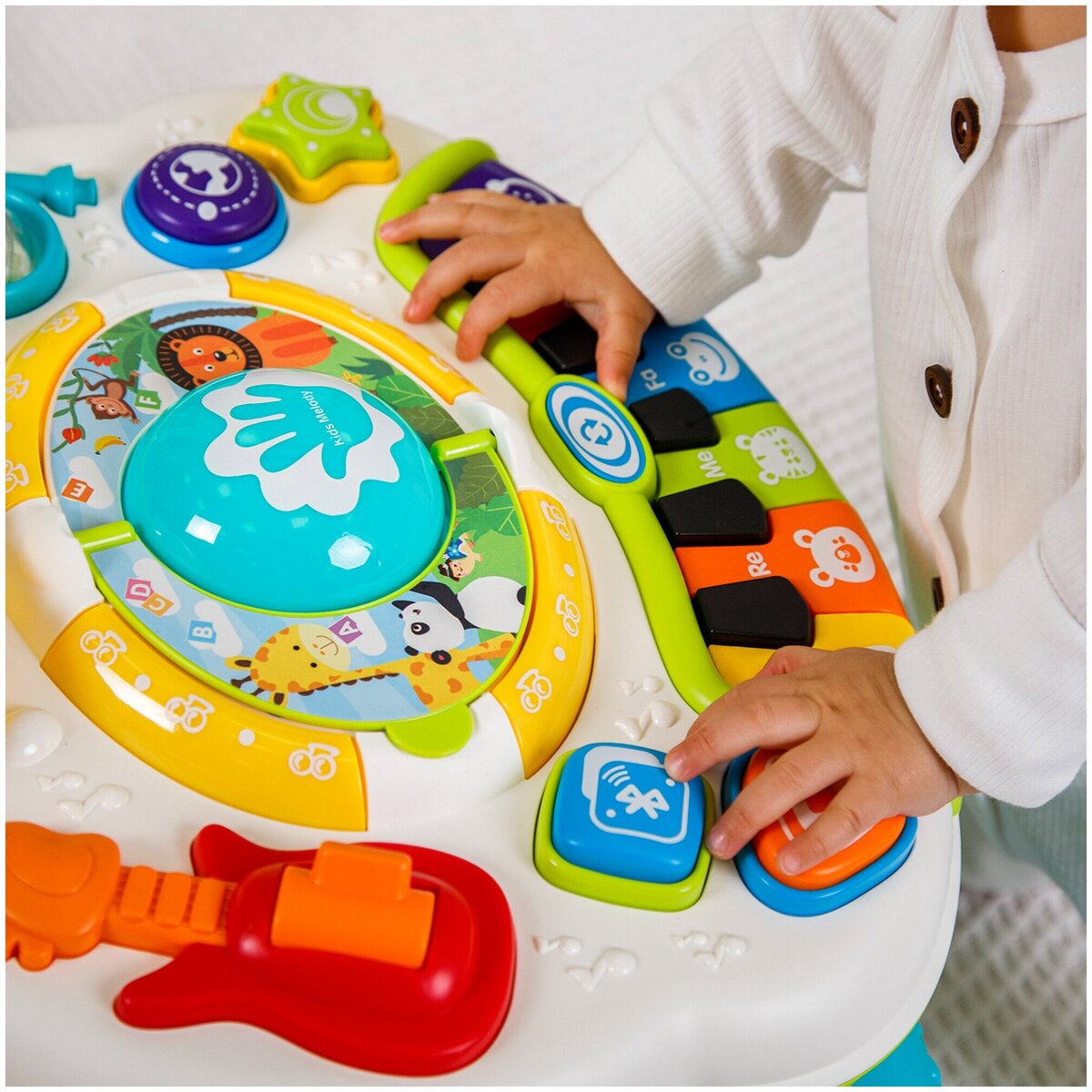Яркий многофункциональный развивающий столик предназначен для малышей от 3 месяцев. Музыкальный столик развивает мелкую моторику рук, координацию движений, воображение, сенсорное и визуальное восприятие, музыкальный слух. Эта интерактивная игрушка оснащена ярким пианино с разными режимами звучания. Музыкальная игрушка оснащена микрофоном на проводе, который подключается к пианино. Интерактивный столик - замечательная игрушка для познания различных материалов и развития мелкой моторики у самых маленьких. Столик очень яркий, с множеством интерактивных и объемных элементов - прекрасная развивающая игрушка для вашего малыша.