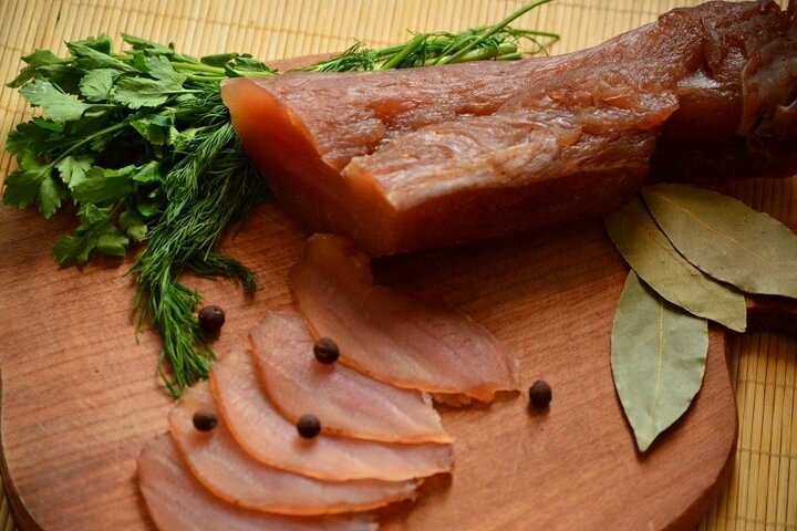 БАЛЫЧНЫЕ ИЗДЕЛИЯ ⬇️- деликатесные гастрономические рыбные изделия. По способу разделки их делят на спинку ( собственно балык), тешу ( брюшную часть) и боковники ( боковая часть рыбы).   Различают провесные (вяленые) и копченые балыки. Для приготовления балыков специально разделанную и умеренно посоленную рыбу вялят или слегка подсушивают и коптят холодным способом в коптильных камерах. Провесные балыки по своим достоинствам выше копченых благодаря более длительному провяливанию, а значит, и более полному созреванию, в результате которого готовый продукт приобретает особый "букет".   Для приготовления балычных изделий используют наиболее крупную мясистую и жирную рыбу. Знамениты осетровые и лососевые балыки. Прекрасным сырьем для производства балычных изделий служат некоторые виды океанической рыбы.   Все балычные изделия используются только как холодная закуска.