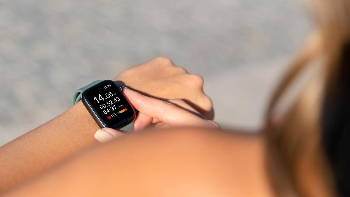    Смарт-часы на руке:Freepik