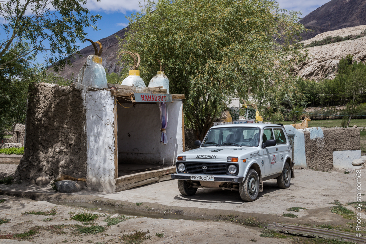 Моя парковка в гостевом доме Intizor, снятая при солнышке на следующий день