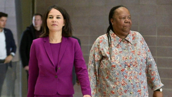 Анналена Бербок в ЮАР (фото с сайта 24newnews.ru)