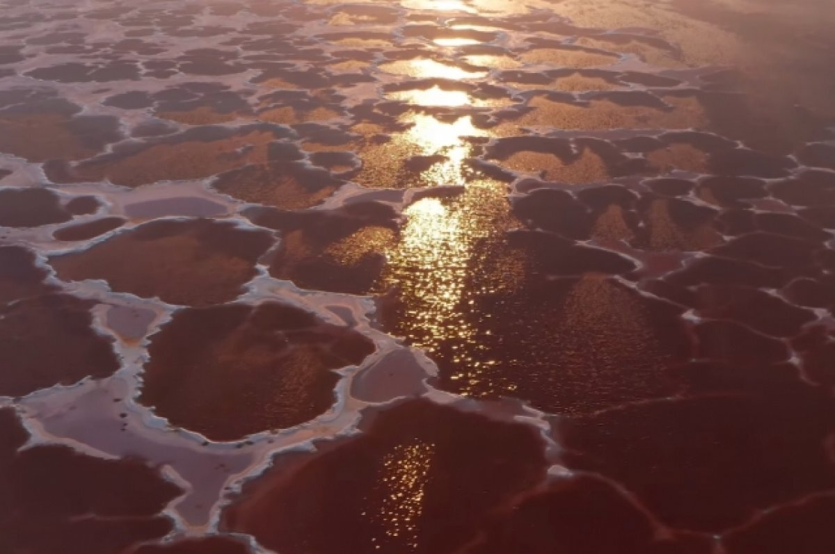    В крае есть целых два озера с водой алого цвета.